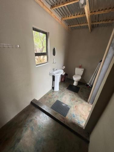 un baño con lavabo e inodoro en Impala Game Ranch, en Dinokeng Game Reserve