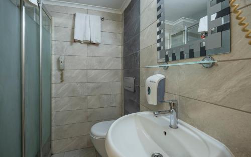 マナウガトにあるAdalya Öznil Hotelの洗面台とトイレ付きのバスルーム