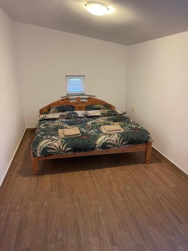 Postel nebo postele na pokoji v ubytování Günstige und komfortable Wohnung in Regenstauf