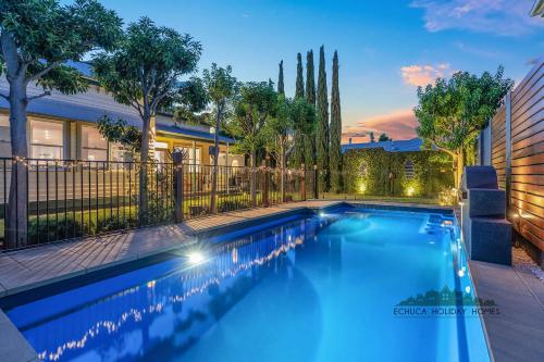 Hồ bơi trong/gần Trebor on Dickson