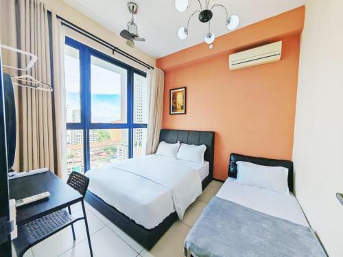 Giường trong phòng chung tại Georgetown 2BR Luxury Condo Unbeatable Night View Infinity Pool Attractions Food Fully Equipped