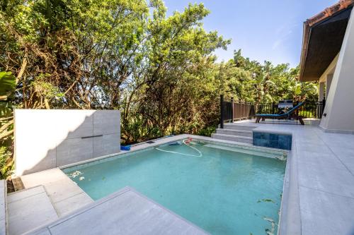 Swimmingpoolen hos eller tæt på Zimbali Retreat Spacious 4BR, Pool, Braai