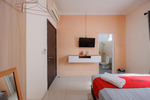 Postel nebo postele na pokoji v ubytování RedDoorz near Siloam Karawaci 3