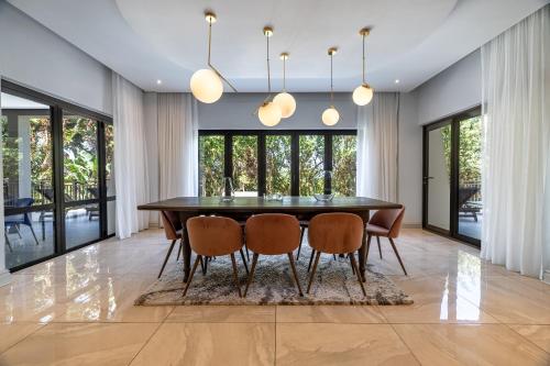 Et opholdsområde på Zimbali Retreat Spacious 4BR, Pool, Braai