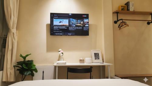 Телевизор и/или развлекательный центр в ZVillage LHK - Joyfull hostel near Bui Vien