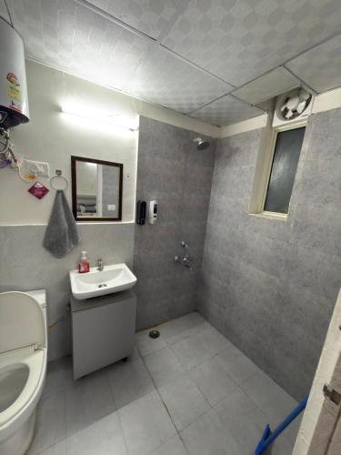 Ένα μπάνιο στο Modern, Spacious & Minimal 2BHK Apartment