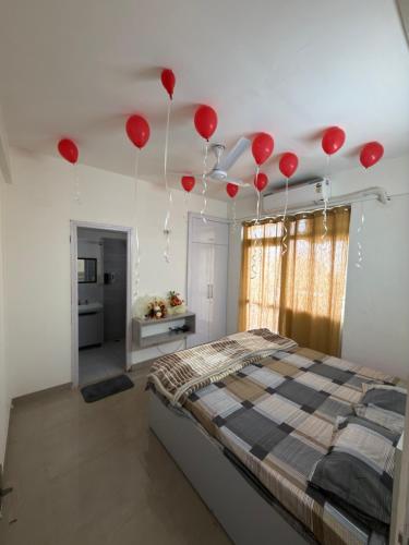 Ένα ή περισσότερα κρεβάτια σε δωμάτιο στο Modern, Spacious & Minimal 2BHK Apartment