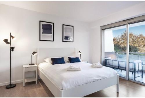 Nice Sea View Apartment Pool Terrace Parking Air Conditioning 4Sleeps