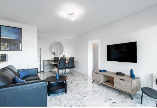 Nice Sea View Apartment Pool Terrace Parking Air Conditioning 4Sleeps