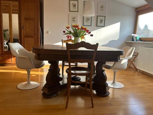 Posezení v ubytování Große Wohnung mit Dachterrasse in Starnberg