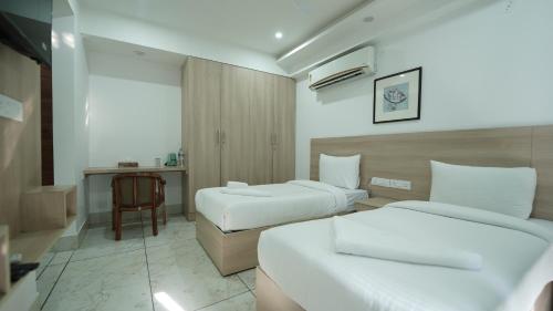 Giường trong phòng chung tại CORPORATE STAYS-Sector 43