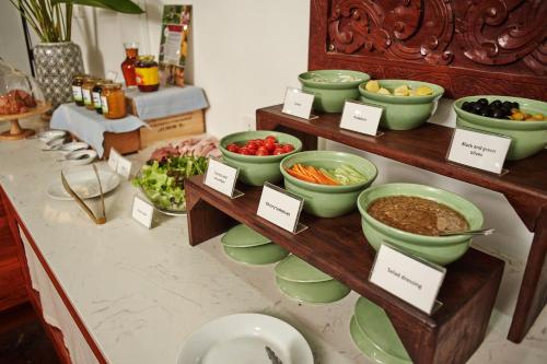un buffet con tazones de verduras y otros alimentos en Le Charme Vientiane Hotel, en Vientiane