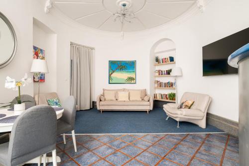 Nowogrodzka Urban Mezzanine Apartment by BookingHost