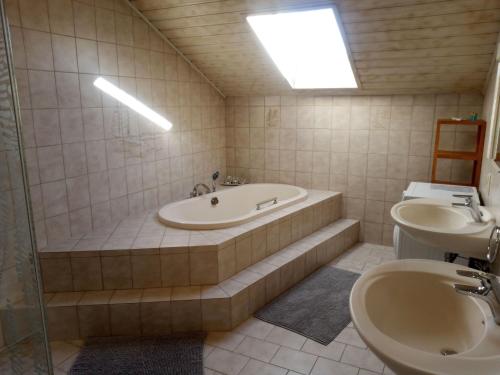 Et badeværelse på FeWo Südlicher Ortsrand von Rott 100m²