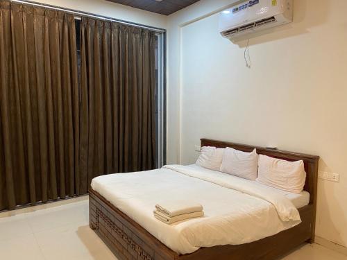 Ένα ή περισσότερα κρεβάτια σε δωμάτιο στο 4BHK villa with pool by Phoenix Stays