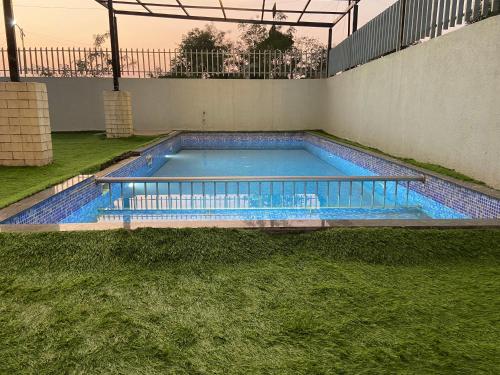 Πισίνα στο ή κοντά στο 4BHK villa with pool by Phoenix Stays