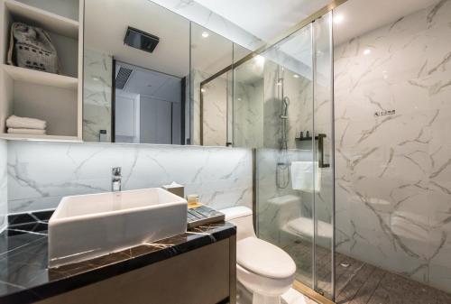 a bathroom with a sink and a shower at Dabaizhijia Executive Apartment Bantian Huawei ShenZhen North Branch in Shenzhen