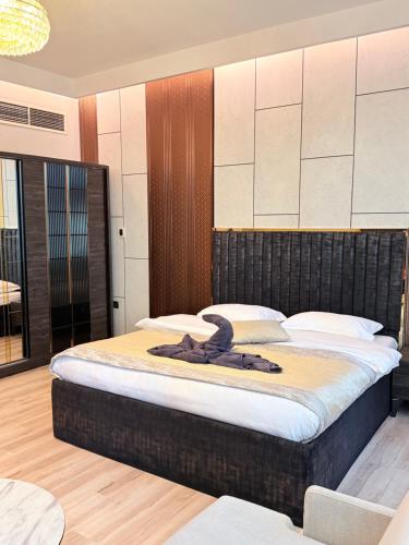 Кровать или кровати в номере Best Place Holiday Home IIII Free Parking