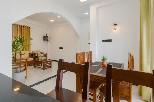 Un comedor con mesa y sillas en Skyport Villa Katunayaka, en Katunayake