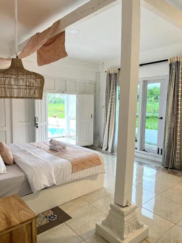 Ένα ή περισσότερα κρεβάτια σε δωμάτιο στο Sanjaya by Suasana Villa