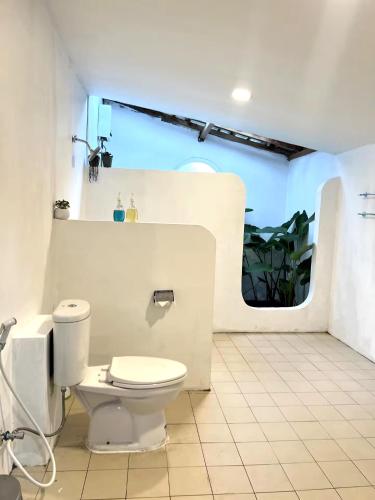 Ένα μπάνιο στο Sanjaya by Suasana Villa