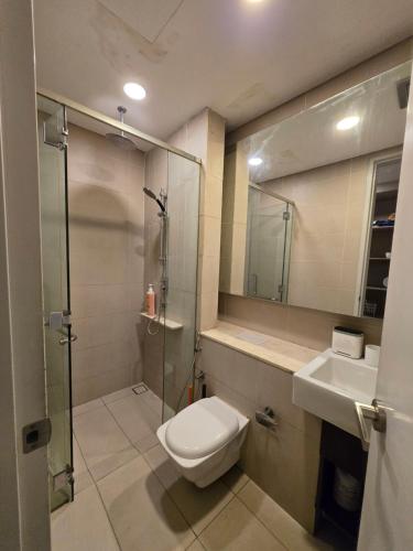 Un baño con ducha, inodoro y lavabo. en Cozy Ridge Stay KL East Mall Residence Tower, en Kuala Lumpur