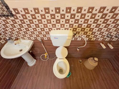 ein Badezimmer mit Toilette und Waschbecken in der Unterkunft Studio 306 Royal Urban in Deoghar