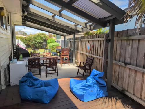 Un patio con toldos y una mesa y sillas. en Capel Breeze, en Capel Sound