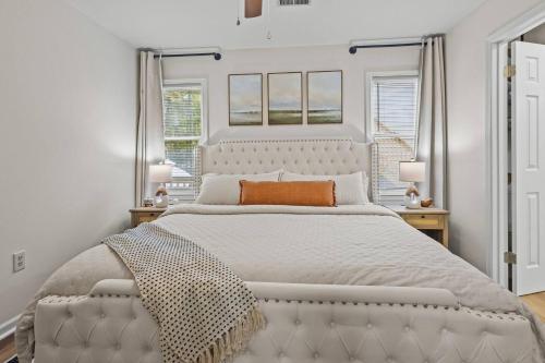 Giường trong phòng chung tại ClemsonILakesideIParkPassIPizzaOvenlYouTubeTVlFirePit