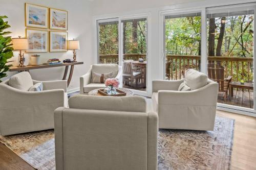 Khu vực ghế ngồi tại ClemsonILakesideIParkPassIPizzaOvenlYouTubeTVlFirePit