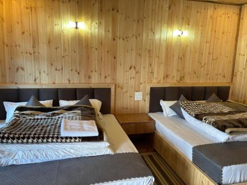 Кровать или кровати в номере Shreyaksh Chopta Valley Resort