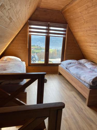 Ένα ή περισσότερα κρεβάτια σε δωμάτιο στο Domki- Limanowa, domki z balią i sauną