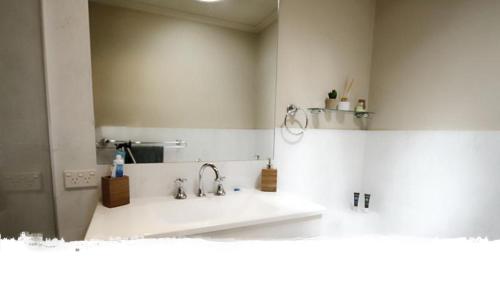 Ένα μπάνιο στο Canberra Stylish Retreat