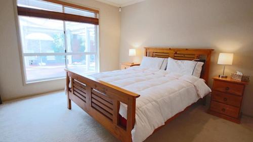 Ένα ή περισσότερα κρεβάτια σε δωμάτιο στο Canberra Stylish Retreat