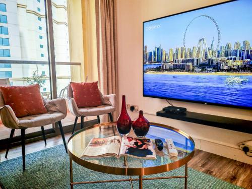 La Buena Vida Holiday Homes - Modern, Luxe & Spacious 4-Bed, Full Kitchen, near to Beach, Tram & Marina