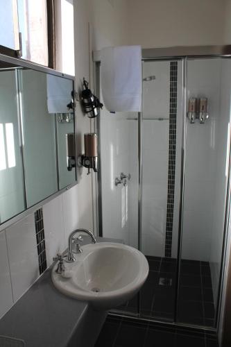 Bilik mandi di Marriott Park Motel