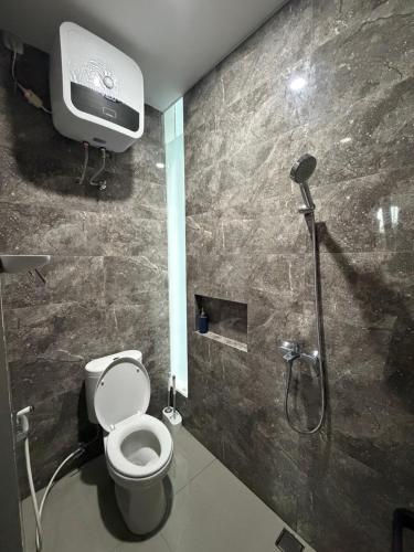 Un baño con ducha, inodoro y televisión. en NZ Villa Guesthouse Aesthetic Batu, en Malang