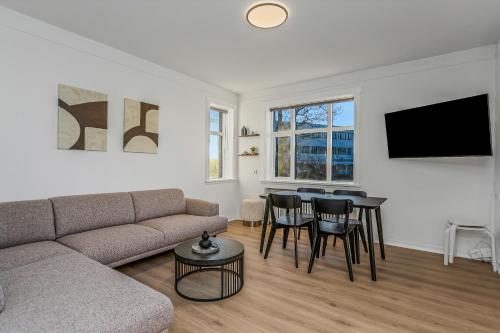 Μια τηλεόραση ή/και κέντρο ψυχαγωγίας στο Eiriksgata Apartments by Heimaleiga