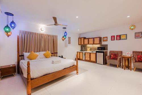 a bedroom with a bed and a kitchen at Bangalore Bubble Stay 1BHK Villa - Bella in Denkanikota