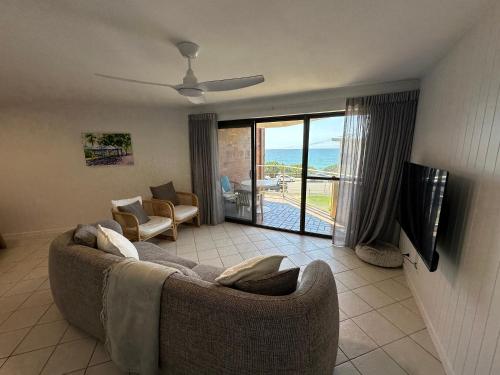 Φωτογραφία από το άλμπουμ του 2Bdr Beachfront Apartment - First Bay Coolum σε Coolum Beach