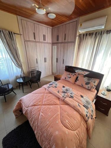 Ένα ή περισσότερα κρεβάτια σε δωμάτιο στο Charisma Guest House