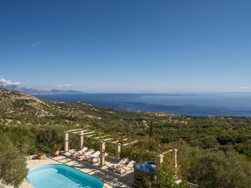 Villa con piscina y vistas al océano en Armos Stone Villa - Private Pool & Sea Views, by ZanteWize, en Skinária