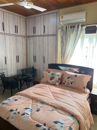 Ένα ή περισσότερα κρεβάτια σε δωμάτιο στο Charisma Guest House