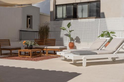 Stylish 4BR Top Floor w Private Rooftop Lounge