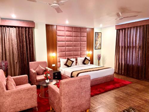 Ένα ή περισσότερα κρεβάτια σε δωμάτιο στο Sumedha Elegance Near Medanta hospital Gurugram