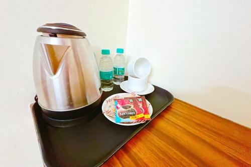 Tetera y cafetera en Hotel Ganga Ashoka- 100m from Ganga Ghat