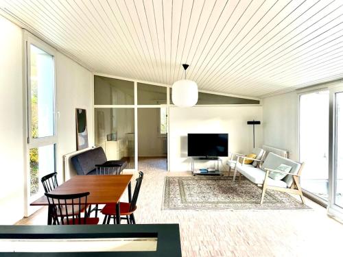 TV a/nebo společenská místnost v ubytování Komfortables Atriumhaus bei Zürich, Garten, Ruhe, Parking und Waschmaschine