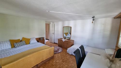 Una cama o camas en una habitación de Gast Haus