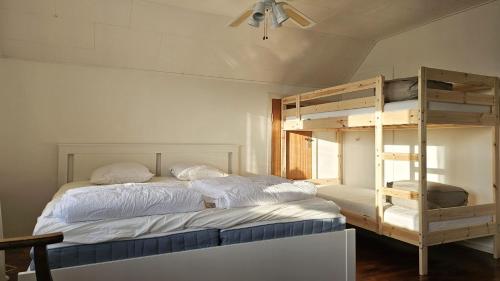 House near the sea and town centre in Skärhamn SE09107 في Nordvik: غرفة نوم مع سرير بطابقين وسلّم