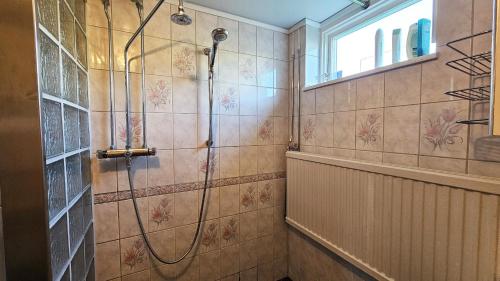 House near the sea and town centre in Skärhamn SE09107 في Nordvik: حمام مع دش ونافذة